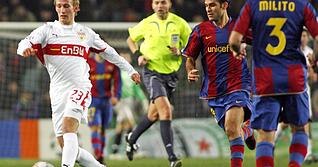 Noch vor seinem Bundesliga-Debüt kommt Manuel Fischer am 12. Dezember 2007 für den VfB Stuttgart in der Champions League beim FC Barcelona zum Einsatz.