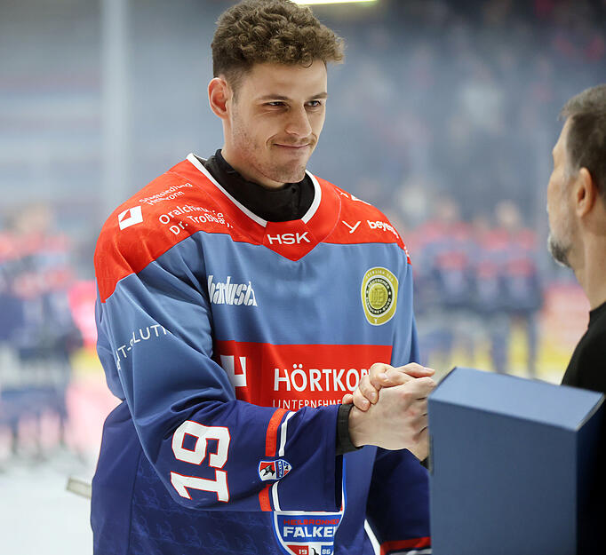 Abschied vom Falken-Trikot: Martin Jiranek bedankt sich bei Leòn Fern (links). Abschied vom Falken-Trikot: Martin Jiranek bedankt sich bei Leòn Fern (links).