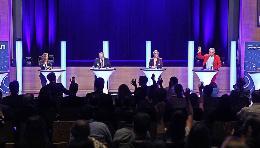 Talk mit Roland Hehn (Schwarz, v.l.), Jutta Balletshofer (Organon), Helmut Krcmar, Stefanie Leiterholt (WMF), Stefan Wolf (Gesamtmetall), Angela Todisco (SAP).