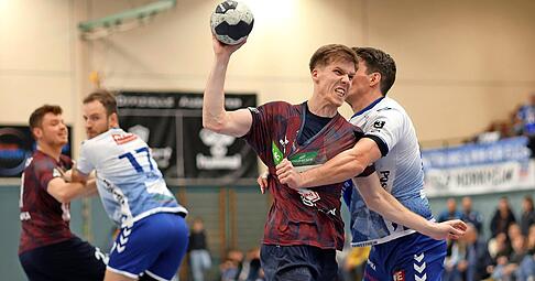Alle Wille, aller Biss bei Louis Mönch reichte nicht. Der TSB Horkheim um seinen torgefährlichen Spielmacher verlor das Derby in Kornwestheim.
Foto: Julia Rahn