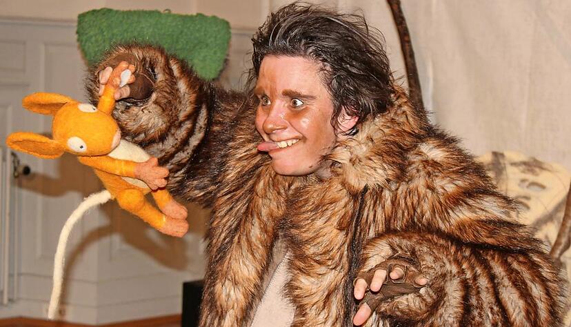 Figurenspielerin C&eacute;cile Legrand schl&uuml;pfte in die Rolle des Gr&uuml;ffelokinds, das sich auf die Suche nach der vermeintlich b&ouml;sen Maus begibt.Foto: Regina Koppenh&ouml;fer