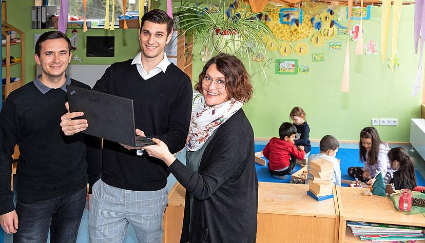 Bereichsleiterin Sandra Raiser mit den studentischen Beratern Jens L&uuml;bbeh&uuml;sen (Mitte) und Martin Schlie&szlig;us in der Awo-Kita in B&ouml;ckingen.
Foto: Andreas Veigel
