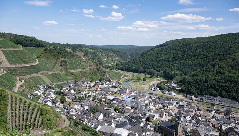 Zu den Top-Zielen '25 geh&ouml;rt f&uuml;r das Magazin &laquo;Cond&eacute; Nast Traveller&raquo; das im Juli 2021 weitgehend zerst&ouml;rte Ahrtal in Rheinland-Pfalz. (Archivbild)