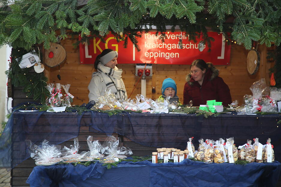 Der Eppinger Weihnachtsmarkt lockt trotz wechselhaftem Wetter zahlreiche Besucher an. Der Eppinger Weihnachtsmarkt lockt trotz wechselhaftem Wetter zahlreiche Besucher an.