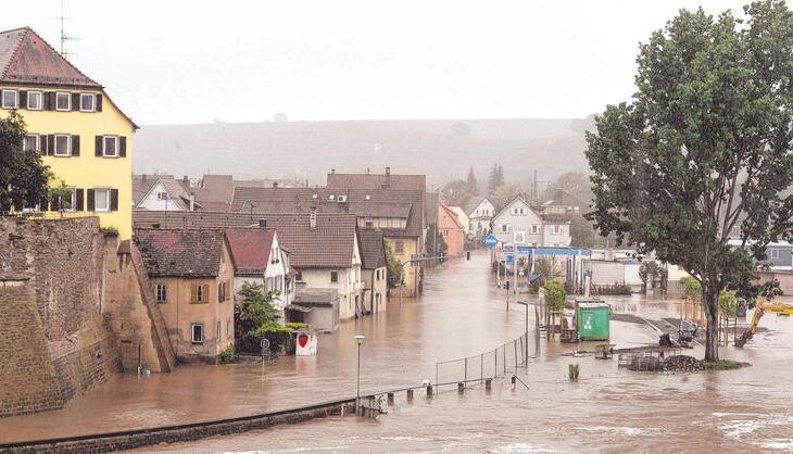 "Land unter" hieß es am ersten Juni-Wochenende: Wo die Mauer verläuft und der Zaun steht, könnte ein Teil der künftigen Schutzlinie errichtet werden.
Foto: Archiv/Berger "Land unter" hieß es am ersten Juni-Wochenende: Wo die Mauer verläuft und der Zaun steht, könnte ein Teil der künftigen Schutzlinie errichtet werden.
Foto: Archiv/Berger