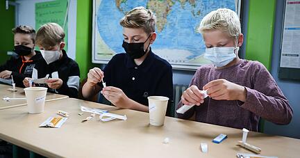 In Baden-Württemberg müssen die Schüler ab dem 18. Oktober keine Masken mehr tragen. Spitzt sich die Corona-Lage zu, dann soll die Regelung wieder zurückgenommen werden. Foto: dpa