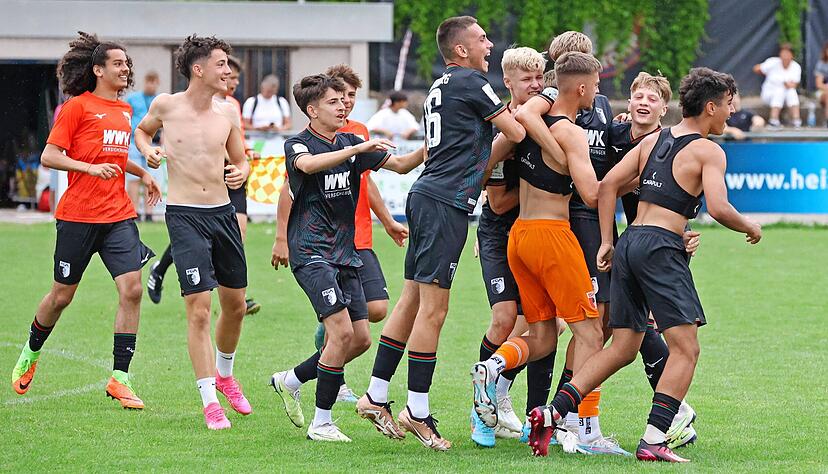 Platzsturm der Ersatzspieler und Ausgewechselten: Jubel beim FC Augsburg nach dem 1:0-Finalsieg beim U17-Bundesliga-Cup gegen den Hamburger SV.
Fotos: Ralf Seidel