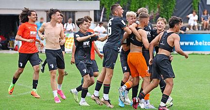 Platzsturm der Ersatzspieler und Ausgewechselten: Jubel beim FC Augsburg nach dem 1:0-Finalsieg beim U17-Bundesliga-Cup gegen den Hamburger SV.
Fotos: Ralf Seidel