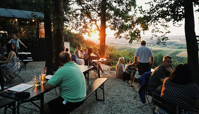 Der Biergarten an der Heuchelberger Warte ist ein beliebtes Ausflugsziel Der Biergarten an der Heuchelberger Warte ist ein beliebtes Ausflugsziel