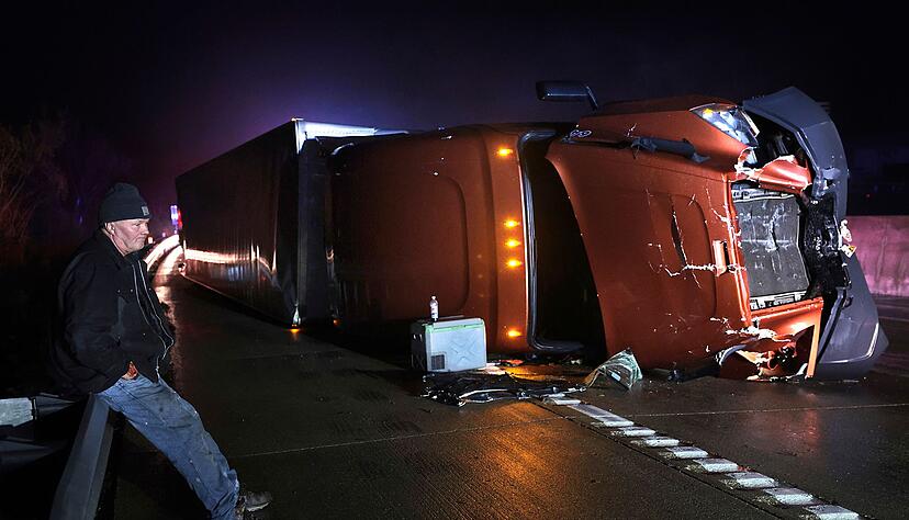 Mehrere Lastwagen kippen um.