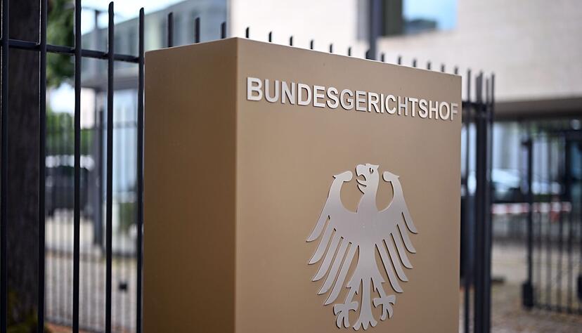 Der BGH nimmt eine umstrittene Regelung in den Versicherungsbedingungen einer fondsgebundenen Riester-Rente unter die Lupe. (Archivbild)