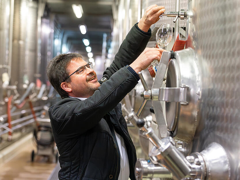 Eindrucksvolle Keller und moderne Technik prägten den Rundgang. Eindrucksvolle Keller und moderne Technik prägten den Rundgang.