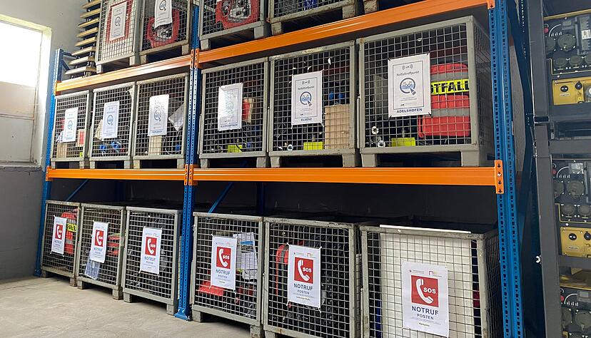 In einem Zentrallager in der Eppinger Kernstadt sind die für die Notfalltreffpunkte benötigten Utensilien untergebracht. Jede Gitterbox ist individuell befüllt.