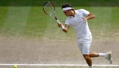 Roger Federer spielt im Finale von Wimbledon eine Vorhand.