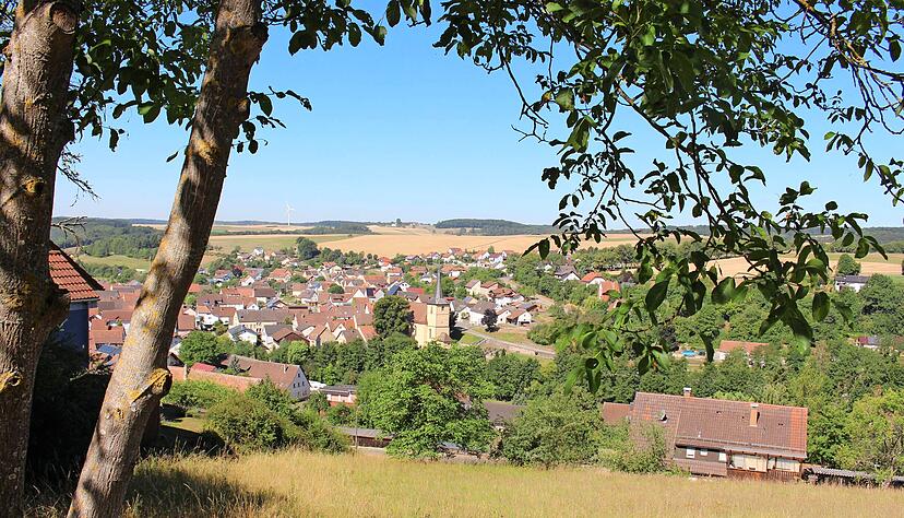 Eingebettet zwischen sanften Hügeln liegt Oberkessach an der Grenze zum Neckar-Odenwald-Kreis und Landkreis Heilbronn. Mit 1147 Einwohnern ist "Keschi" derzeit der bevölkerungsreichste Teilort Schöntals. Eingebettet zwischen sanften Hügeln liegt Oberkessach an der Grenze zum Neckar-Odenwald-Kreis und Landkreis Heilbronn. Mit 1147 Einwohnern ist "Keschi" derzeit der bevölkerungsreichste Teilort Schöntals.