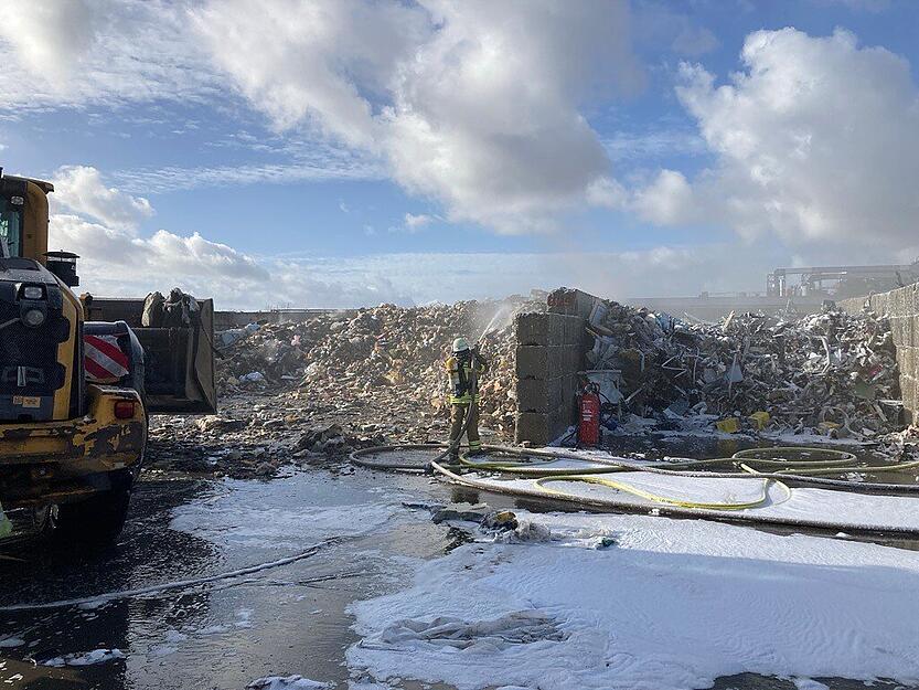 Beim Eintreffen an der Einsatzstelle lag dichter Rauch über der Firma und der Austraße.