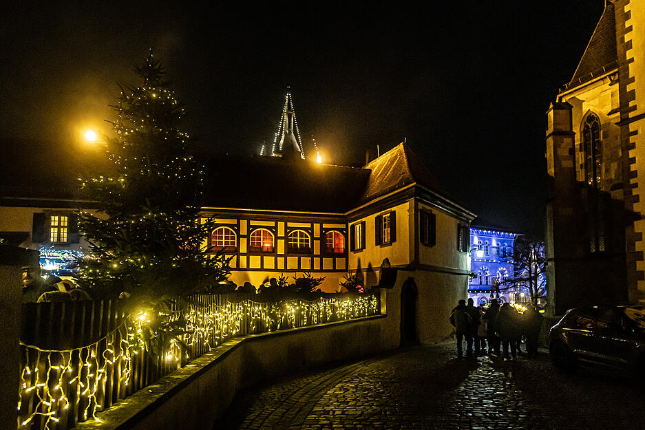 Für den Weihnachtsmarkt ist die Altstadt von Bad Wimpfen schön beleuchtet und geschmückt.