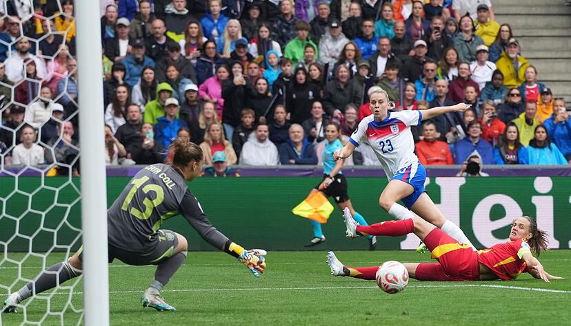 Englands Mittelstürmerin Alessia Russo schießt vorbei.