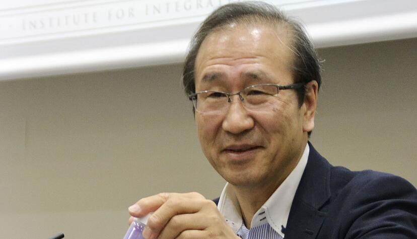 Kitagawa, Professor an der Universität Kyoto, hier mit einer Probe eines von ihm entwickelten porösen Materials. Kitagawa, Professor an der Universität Kyoto, hier mit einer Probe eines von ihm entwickelten porösen Materials.