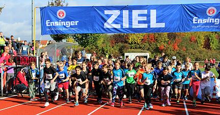 Start und Ziel der Friedrichshaller Runde ist am 24. September im Sportparkstadion. Die Hauptrunde umfasst zehn Kilometer.
Foto: Archiv/Plückthun Start und Ziel der Friedrichshaller Runde ist am 24. September im Sportparkstadion. Die Hauptrunde umfasst zehn Kilometer.
Foto: Archiv/Plückthun