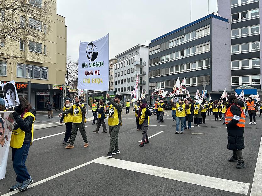 Mehrere Menschen sind am Montag, 10. Februar, bei einer Kurden-Demonstration durch Heilbronn gezogen. Mehrere Menschen sind am Montag, 10. Februar, bei einer Kurden-Demonstration durch Heilbronn gezogen.