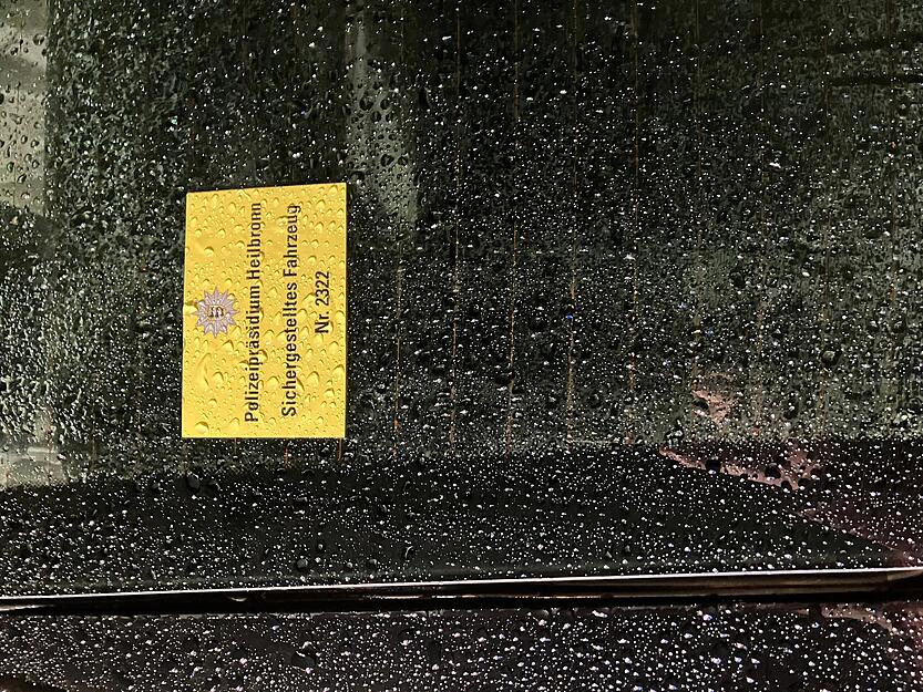 Spektakulärer Unfall mit gestohlenem Mercedes AMG. Ein Aufkleber der Polizei an einer Fahrzeugscheibe.