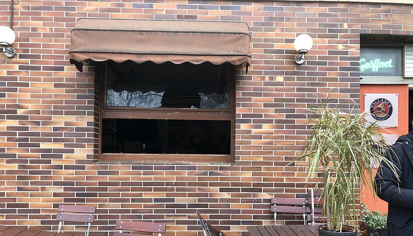 Diese Scheibe hat ein Vermummter am Sonntagnachmittag in der Heilbronner Sports-Bar Doppelpass eingeworfen. Die Polizei sagt, der T&auml;ter ist bekannt Foto: privat