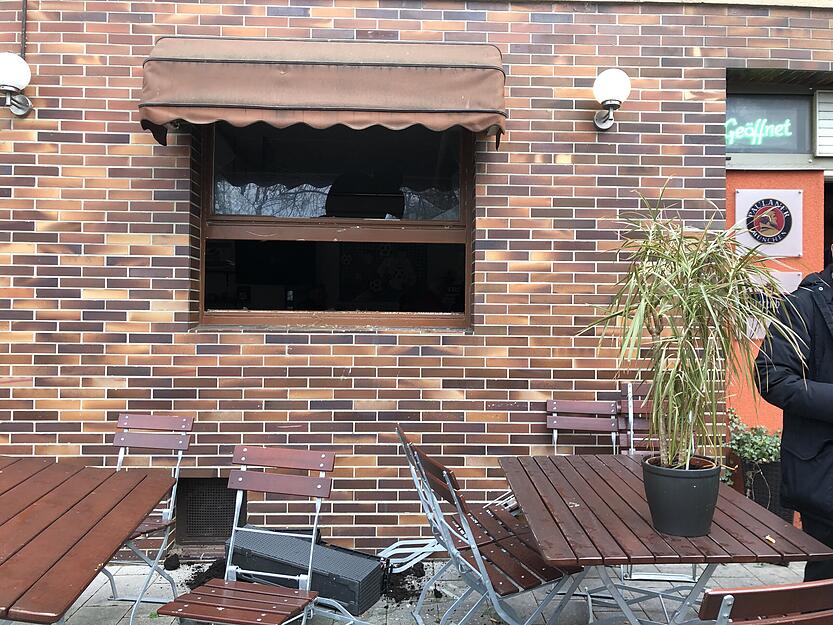 Diese Scheibe hat ein Vermummter am Sonntagnachmittag in der Heilbronner Sports-Bar Doppelpass eingeworfen. Die Polizei sagt, der T&auml;ter ist bekannt Foto: privat