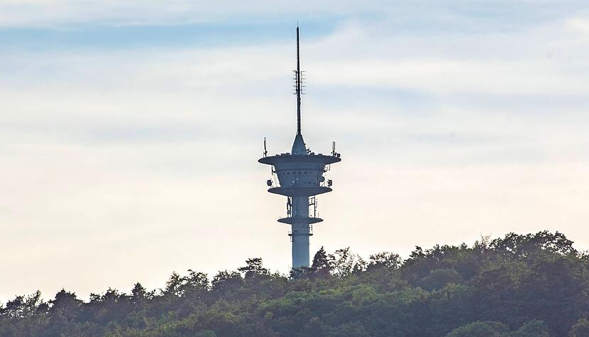 Auf dem 472 Meter hohen Hauptrücken des Strombergs, dem "Scheiterhäule", steht der 124,4 Meter hohe Fernmeldeturm "Brackenheim 1". Die Gemarkung gehört allerdings zur Gemeinde Cleebronn. Foto: Andreas Veigel Auf dem 472 Meter hohen Hauptrücken des Strombergs, dem "Scheiterhäule", steht der 124,4 Meter hohe Fernmeldeturm "Brackenheim 1". Die Gemarkung gehört allerdings zur Gemeinde Cleebronn. Foto: Andreas Veigel
