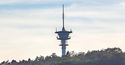 Auf dem 472 Meter hohen Hauptrücken des Strombergs, dem "Scheiterhäule", steht der 124,4 Meter hohe Fernmeldeturm "Brackenheim 1". Die Gemarkung gehört allerdings zur Gemeinde Cleebronn.
Foto: Andreas Veigel