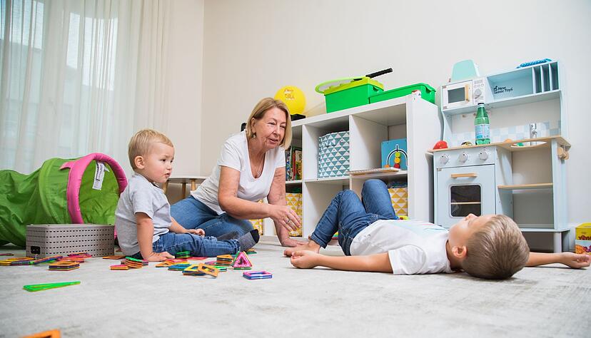 Auch die Oma kann für ihre Babysitterdienste bezahlt werden - und Eltern können diese Ausgaben steuerlich geltend machen. Auch die Oma kann für ihre Babysitterdienste bezahlt werden - und Eltern können diese Ausgaben steuerlich geltend machen.