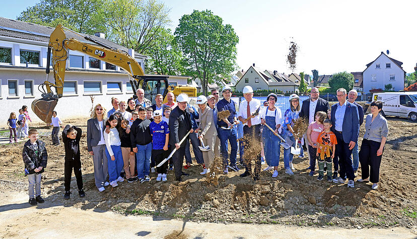 Spatenstich f&uuml;r den Neubau der Neckartalschule in B&ouml;ckingen mit Oberb&uuml;rgermeister Harry Mergel (Mitte). Das Projekt kostet fast 30 Millionen Euro und soll 2027 eingeweiht werden. Foto: Ralf Seidel