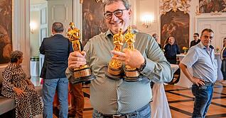 Trug sich ins Goldene Buch der Stadt Schwäbisch Hall ein und erhielt die goldene Rathausmedaille: der dreifache Oscar-Preisträger Gerd Nefzer.
Foto: Christiana Kunz