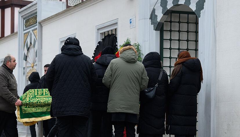 Bei einer Beerdigung im Clan-Milieu beginnen die Trauerfeierlichkeiten in der Sehitlik-Moschee in Berlin-Neuk&ouml;lln.