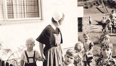 Ein Bild aus dem Jahr 1959 im evangelischen Kindergarten: Schwester Monika Bauer hat den kleinen Gerhard Frisch an der Hand, den heutigen Kirchenmusikdirektor im Kirchenbezirk Weinsberg.Foto: privat