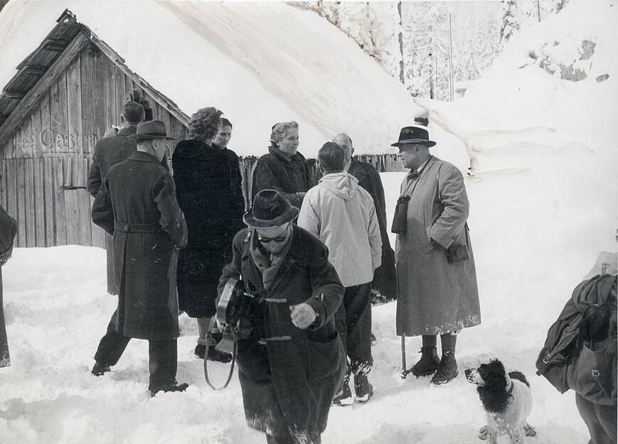Ostersonntag 1954 auf der Schönbergalm: Der Heilbronner Oberbürgermeister und Eltern der vermissten Schüler sind nach Österreich gereist. Rechts OB Paul Meyle, vorne der Kameramann einer Wochenschau, dahinter Angehörige der vermissten Buben.