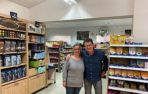 Seit diesem Jahr ist Claudia Klappenecker Marktleiterin, gehört aber seit 2019 zum Team. Erwin Eckert bringt sich inzwischen ehrenamtlich ein.
Foto: Katharina Müller Seit diesem Jahr ist Claudia Klappenecker Marktleiterin, gehört aber seit 2019 zum Team. Erwin Eckert bringt sich inzwischen ehrenamtlich ein.
Foto: Katharina Müller