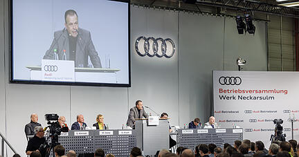 Bei der letzten Betriebsversammlung des Jahres in Neckarsulm rief Betriebsratschef Rainer Schirmer die Vorstände des Unternehmens dazu auf, keine Verschiebungen beim Anlauf des B10 zuzulassen. Bei der letzten Betriebsversammlung des Jahres in Neckarsulm rief Betriebsratschef Rainer Schirmer die Vorstände des Unternehmens dazu auf, keine Verschiebungen beim Anlauf des B10 zuzulassen.
