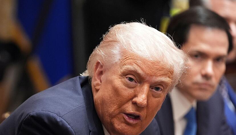 Trump wurde auf seine frühere Äußerung angesprochen, dass die Ukraine von Russland besetzte Gebiete zurückgewinnen könnte. Trump wurde auf seine frühere Äußerung angesprochen, dass die Ukraine von Russland besetzte Gebiete zurückgewinnen könnte.