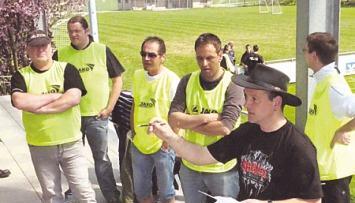 Gerd Dietz (mit Hut) weist die Ordner vor dem Spiel in ihre Aufgaben ein.