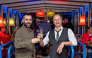 Zwei Vorstellungen auf dem Theaterschiff: ausverkauft: Saliba Farah und Jochen Wieland (von links) stoßen darauf an.