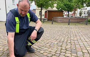 Feuerwehrmann Michael Reithmeyer hat noch in mehr als 50 Metern Entfernung zum Brandort Werkzeugteile gefunden. Feuerwehrmann Michael Reithmeyer hat noch in mehr als 50 Metern Entfernung zum Brandort Werkzeugteile gefunden.