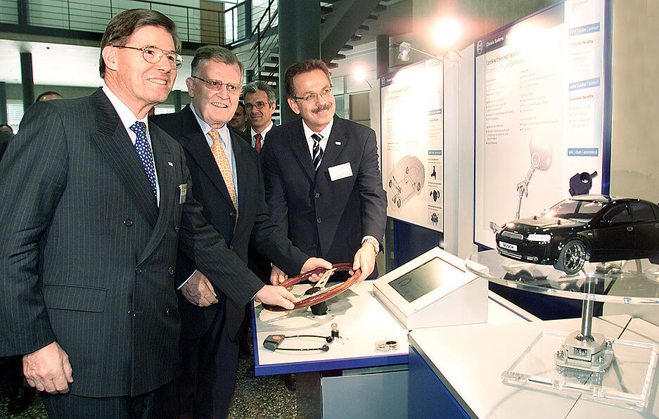 2004: Ministerpräsident Erwin Teufel ist bei der offiziellen Eröffnung der Firma Bosch in Abstatt anwesend. 2004: Ministerpräsident Erwin Teufel ist bei der offiziellen Eröffnung der Firma Bosch in Abstatt anwesend.