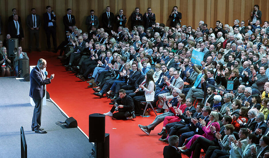 Der CDU-Vorsitzende tritt staatsmännisch auf, die im Wahlkampf üblichen rhetorischen Angriffe auf die politischen Gegner setzt Merz nur in homöopathischen Dosen ein. Der CDU-Vorsitzende tritt staatsmännisch auf, die im Wahlkampf üblichen rhetorischen Angriffe auf die politischen Gegner setzt Merz nur in homöopathischen Dosen ein.