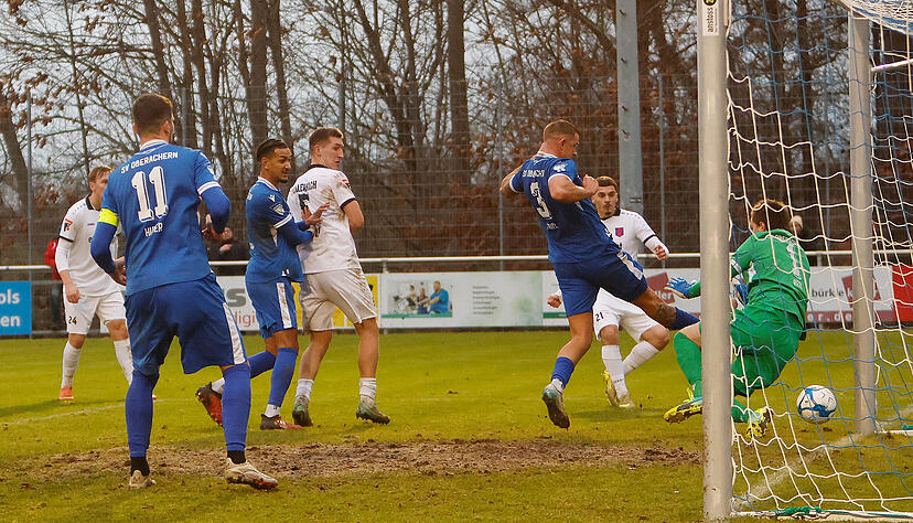Fu&szlig;ball Oberliga SV Oberachern (blau) - FSV Hollenbach Inas Music erzielt das 1:2