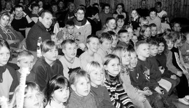 Die Jüngsten saßen in der ersten Reihe. Nicht nur ihnen bescherte die Theateraufführung des Sportclubs jede Menge Spaß. Der Erlös zahlreicher Aktivitäten wird für Brot für die Welt gespendet. (Foto: Claudia-Burkert Ankenbrand)