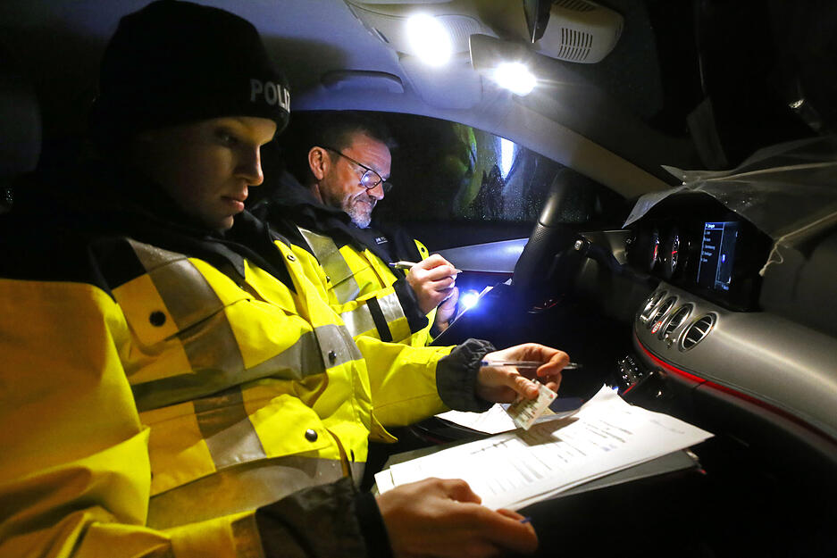 Dieter Hartlieb und Laura Altermann notieren die Daten eines Lkw-Fahrers, der den erlaubten Alkoholwert überschritten hat.