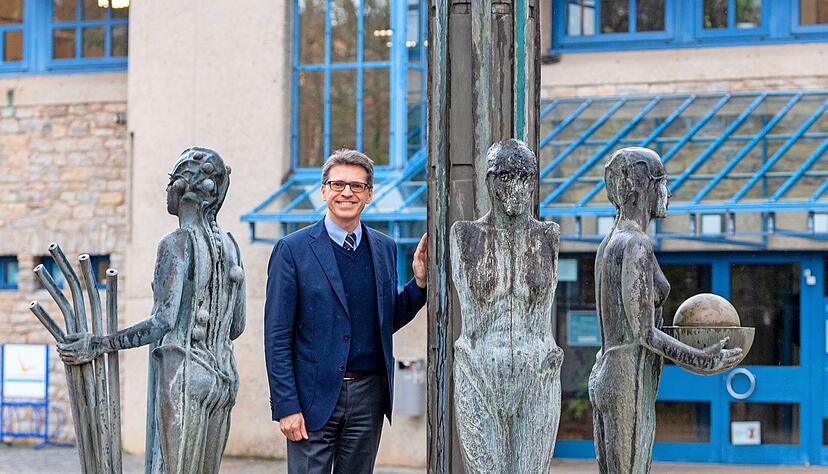 Bürgermeister Rainer Gräßle beim Jahreszeiten-Brunnen vor dem Rathaus. Dass die Gemeinde rund ums Dienstleistungszentrum eine Ortsmitte mit hoher Aufenhaltsqualität hat, ist für den 51-Jährigen wichtig.
Foto: Mario Berger Bürgermeister Rainer Gräßle beim Jahreszeiten-Brunnen vor dem Rathaus. Dass die Gemeinde rund ums Dienstleistungszentrum eine Ortsmitte mit hoher Aufenhaltsqualität hat, ist für den 51-Jährigen wichtig.
Foto: Mario Berger