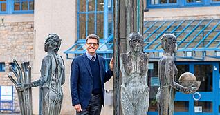Bürgermeister Rainer Gräßle beim Jahreszeiten-Brunnen vor dem Rathaus. Dass die Gemeinde rund ums Dienstleistungszentrum eine Ortsmitte mit hoher Aufenhaltsqualität hat, ist für den 51-Jährigen wichtig.
Foto: Mario Berger