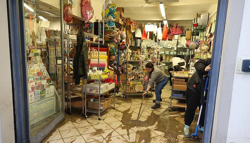 Der Meteorologe Bernardo Gozzini bezeichnete die Niederschläge als für die Jahreszeit ungewöhnlich. Der Meteorologe Bernardo Gozzini bezeichnete die Niederschläge als für die Jahreszeit ungewöhnlich.